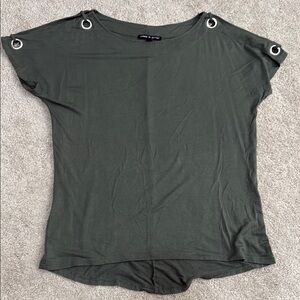Cable & Gauge peek a boo shoulder Green Tee